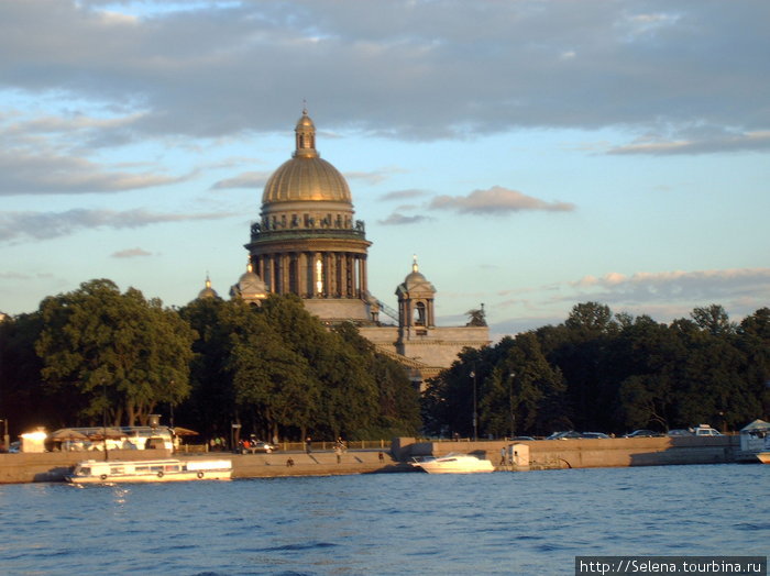 Вид на Исаакиевский собор с Невы. Санкт-Петербург, Россия