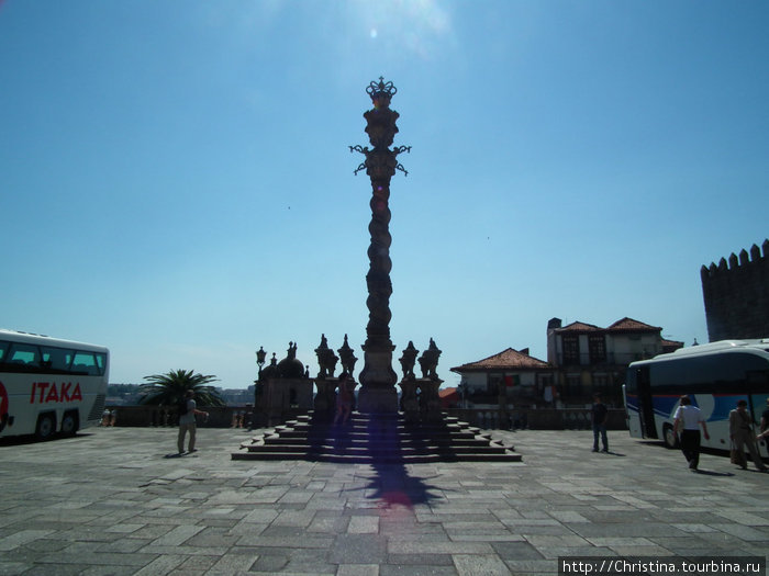 Столб в форме и стиле мануэлино. Обратите внимание на тень. Форма тени гораздо острее! Порту, Португалия