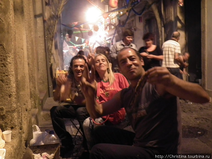 Местные жители за поеданием сардин и празднованием дня/ночи Св. Жуана. Порту, Португалия