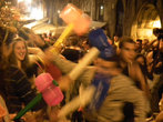 Вихрь постукивания молоточками в ночь Св. Жуана в Порту.