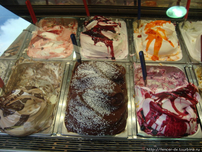 Я не представляю, как можно выбрать один-два сорта, глядя на все то, что предлагается на витринах морожениц. Рим, Италия