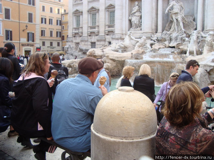 У фонтана Треви каждый второй взрослый — с мороженым Рим, Италия