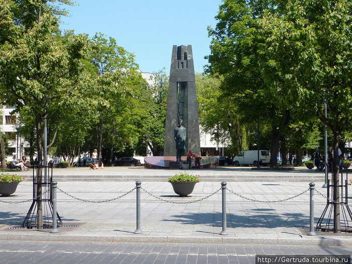 Памятник литовскому писателю и поэту Винцасу Кудирке на Проспекте Гедиминаса. Литва