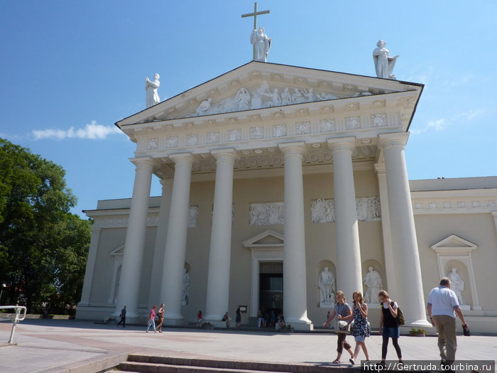 Вильнюсский Кафедральный собор-базилика — важнейший католический храм Литвы. В советское время там была картинная галерея. Литва