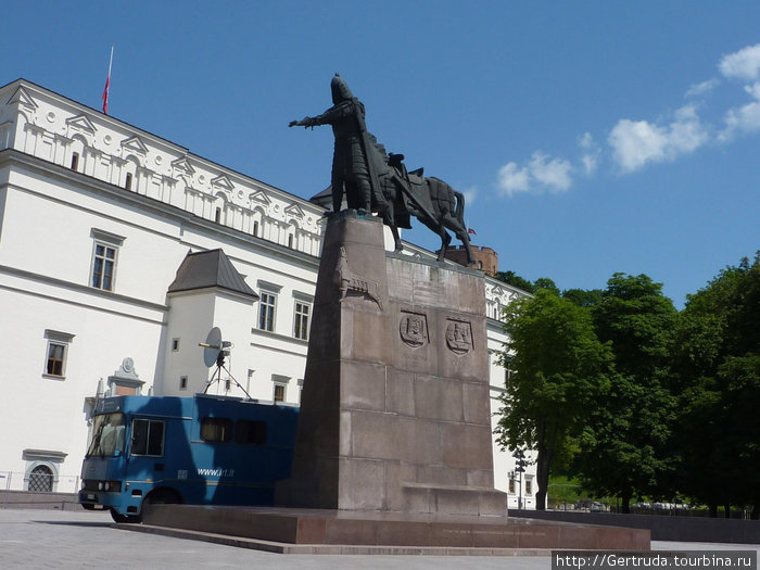 Памятник Великому Князю Литовскому Гедиминасу рядом  с Дворцом правителей Великого Княжества Литовского. Литва