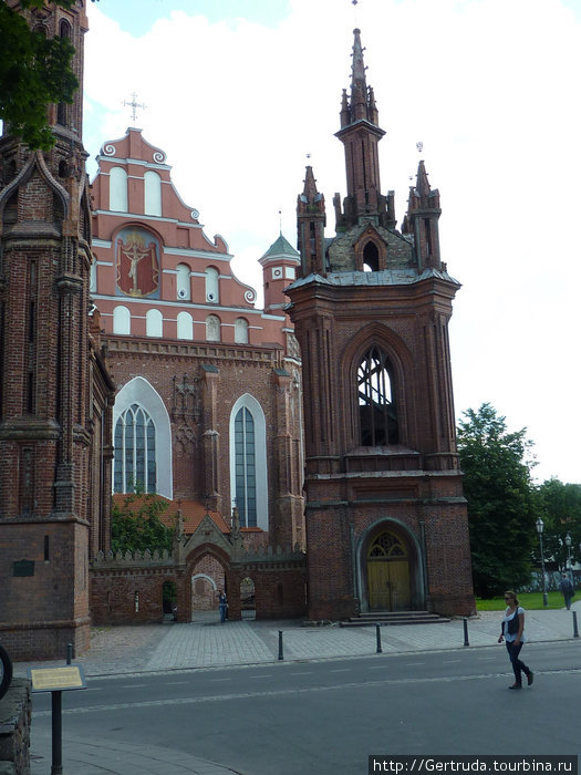 Костел Бернардинцев ( полное название —  костел Св. Франциска и Св. Бернардина) рядом с костелом Св. Анны, а справа колокольня  19 века, построенная в псевдоготическом стиле. Литва