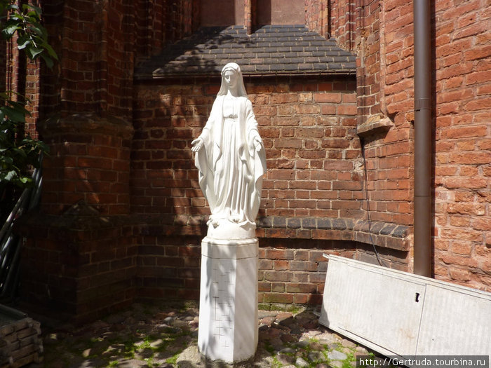 Святая Анна во дворике между двумя костелами. Литва