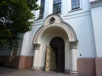Главный вход в церковь Пречистой Божьей Матери.