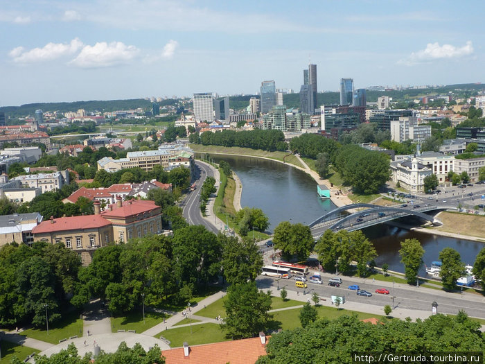 Вильнюсские небоскребы за рекой. Литва