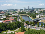 Вильнюсские небоскребы за рекой.
