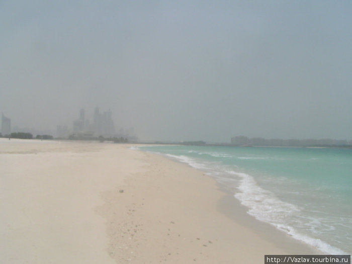 Полоса прибоя на пляже Дубай, ОАЭ