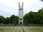 Мемориал советским воинам — меч, опущенный вниз острием, как символ мира.