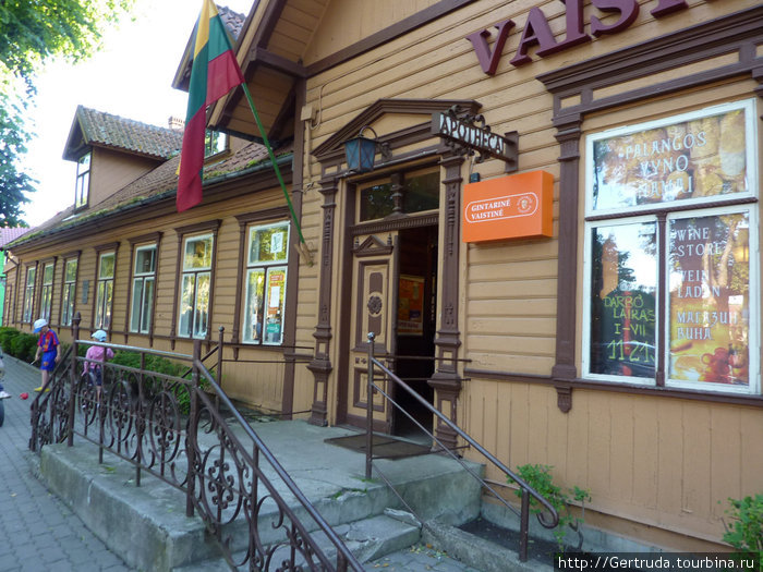 Самая старая аптека в Паланге, о чем свидетельствует мемориальная доска. Паланга, Литва