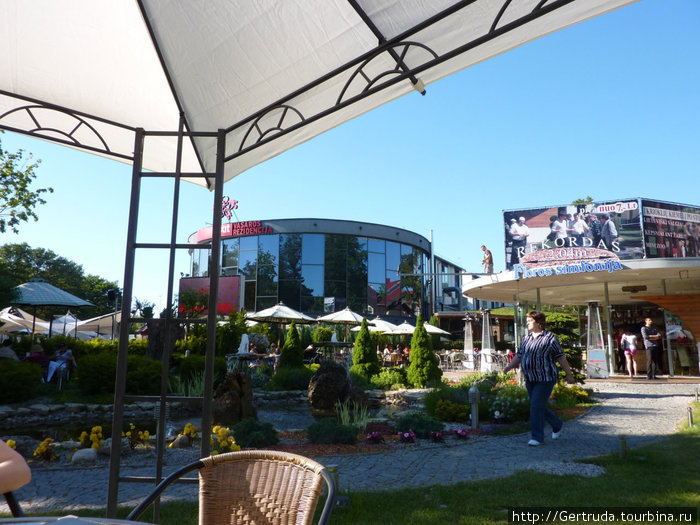 Рядом круглый ресторанный комплекс Васара, и справа кафе Flores simfonija Паланга, Литва