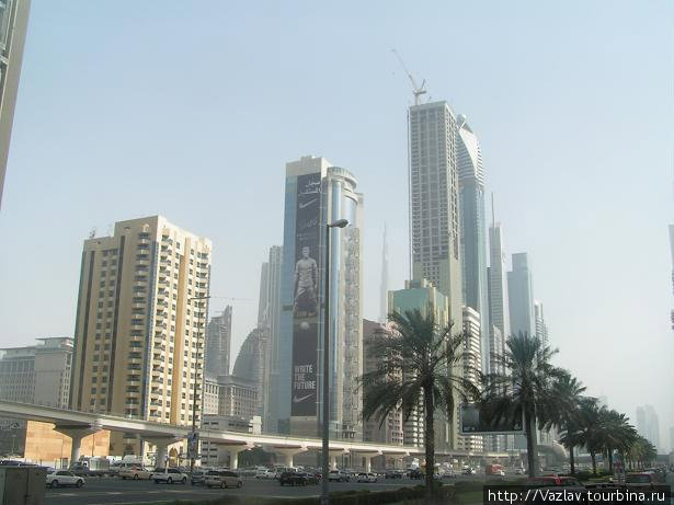 Здания и пальмы Дубай, ОАЭ