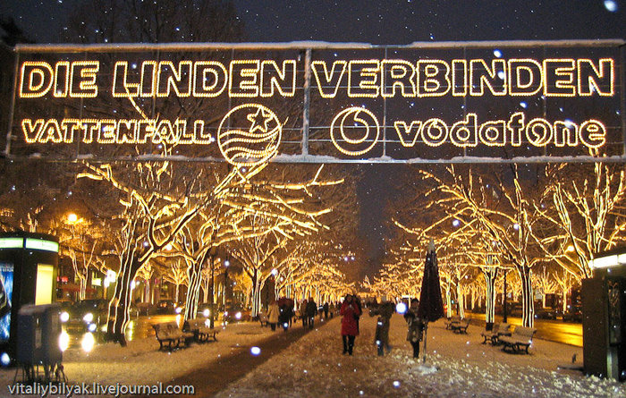 Древняя столица Пруссии Берлин встретила нас лапатым снегом и рождественскими ярмарками, на подсветку гирлянд не пожалели. Особенно впечатлила одна из самых главных аллей Унтер-Ден-Линден. Берлин, Германия