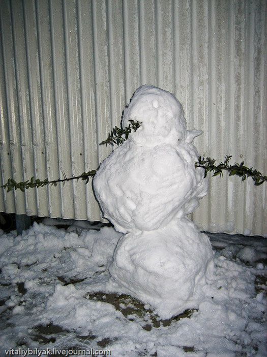 Кто-то ночью втихаря долепил моего снеговика возле отеля! Берлин, Германия