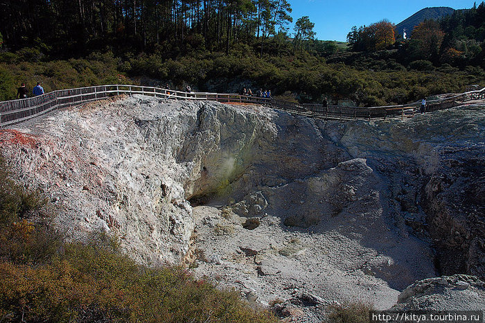 Геотермальная зона Wai-O-Tapu Роторуа, Новая Зеландия