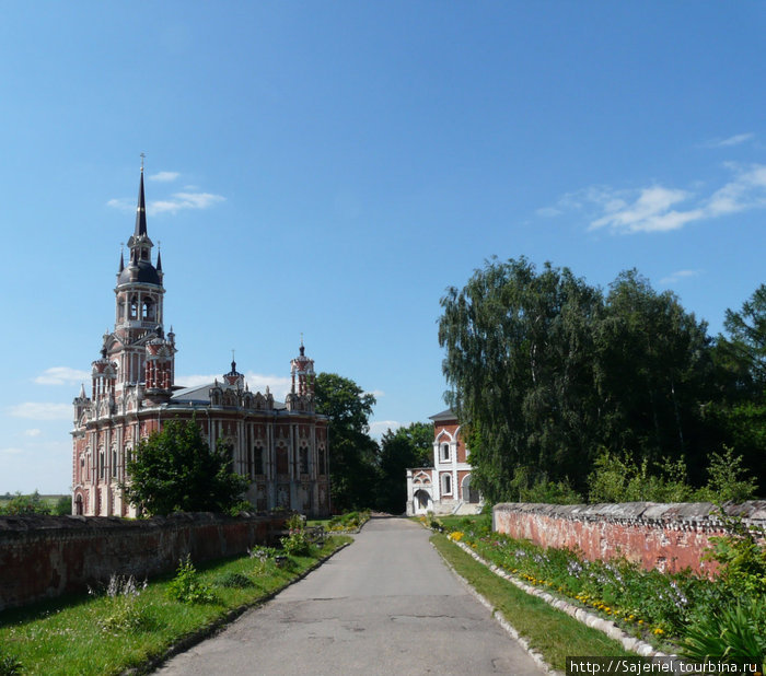 Храм на территории можайского кремля похож на дворец... Можайск, Россия