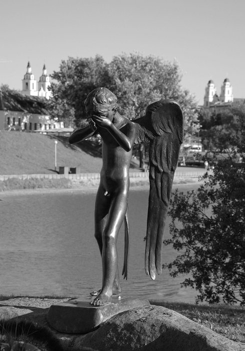 «Плачущий ангел» является частью мемориала, посвященного белорусским воинам—интернационалистам, павшим в Афганистане в 1979—1989 г.г. Минск, Беларусь