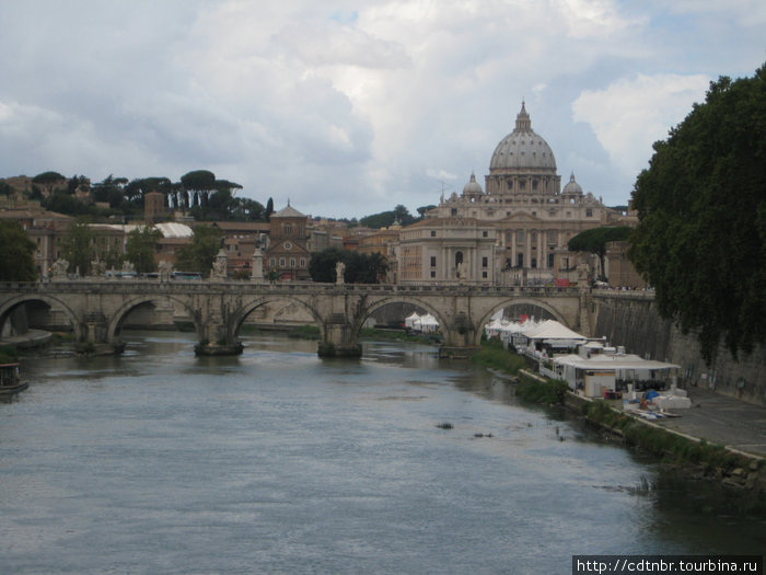 Вид на мост ангелов и собор Св. Петра. Рим, Италия