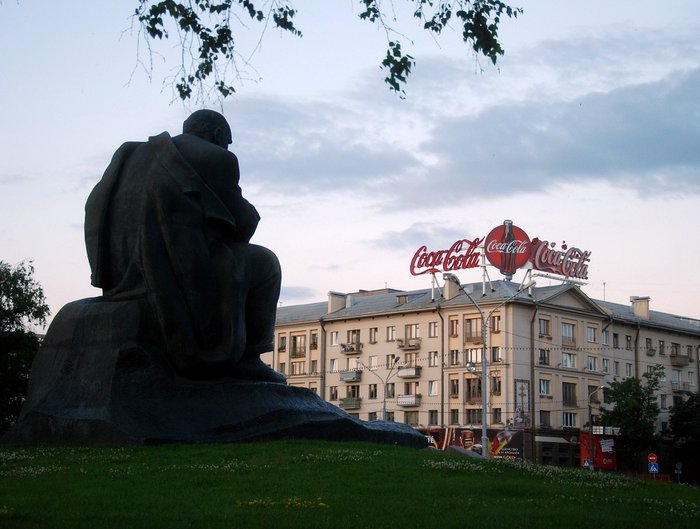 В Минске пока еще мало рекламы,  город похож на Москву 90-х,  это один из его плюсов, поэтому стоит задуматься  и остановится Минск, Беларусь