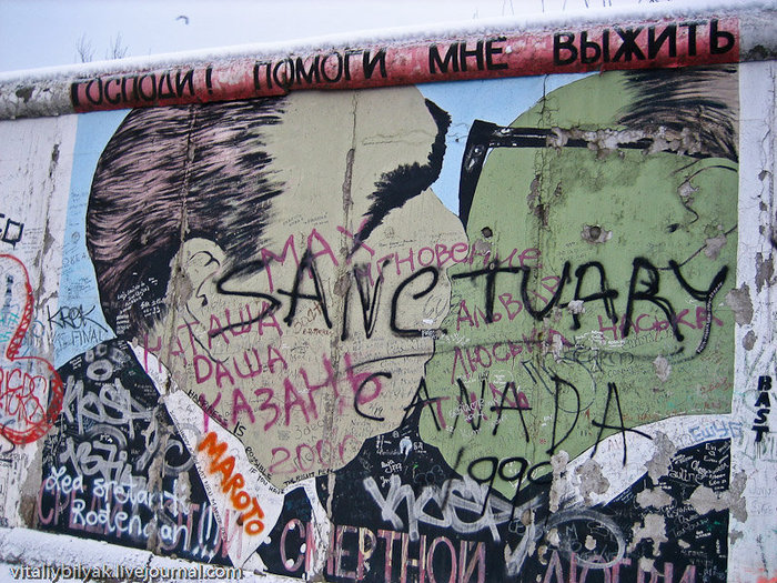 Пожалуй одна из самых известных картин берлинской стены, не сразу разобрал надпись внизу: Среди этой смертной любви, олицетворение поцелуя Леонида Брежнева с Эриком Хонеккером. Берлин, Германия