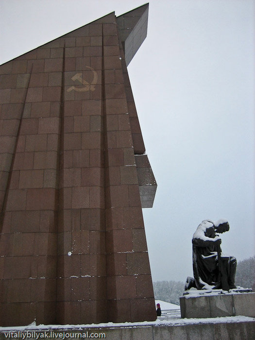 Морозным зимним утром по дороге в центр Берлина посетил Трептов парк, мемориал советским воинам. Берлин, Германия