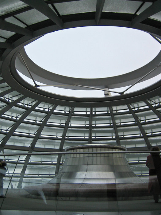 Купол рейхстага устроен так, что солнечный свет, попадая в огромное отверстие, отражаясь в системе зеркал, освещает работу парламента.
Разумное решение, не правда ли? Берлин, Германия