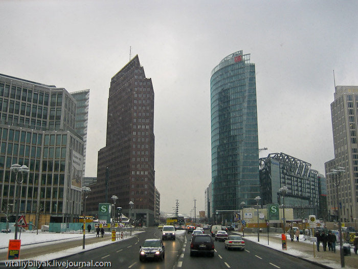Современная архитектура Берлина следует моде на стекло, арматуру и бетон. Берлин, Германия