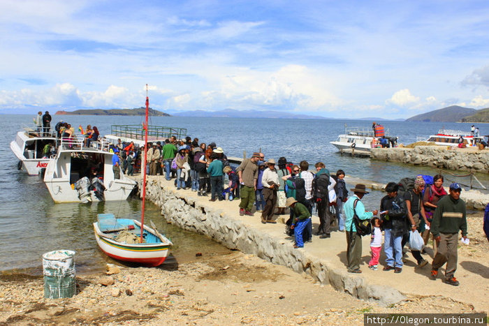 Лодки плывут по озеру очень медленно и сильно раскачиваются на небольших волнах озера, поэтому по прибытию все с удовольствием выходят на сушу Исла-дель-Сол, Боливия