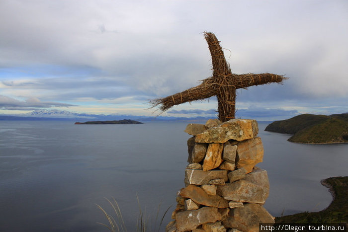 На самых высоких точках острова расставлены кресты из хвороста Исла-дель-Сол, Боливия