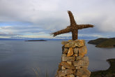 На самых высоких точках острова расставлены кресты из хвороста
