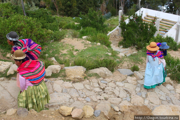Дорог и автомобилей на острове нет, поэтому по тропам ходят пешком Исла-дель-Сол, Боливия