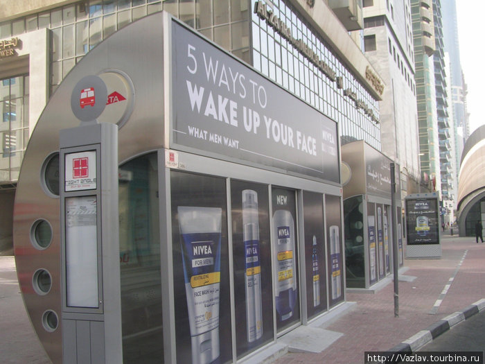 Типичная автобусная остановка ОАЭ