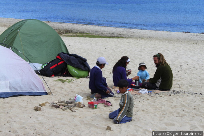 Палаточный городок на пляже озера, общение с детьми островитянами Исла-дель-Сол, Боливия