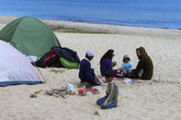 Палаточный городок на пляже озера, общение с детьми островитянами