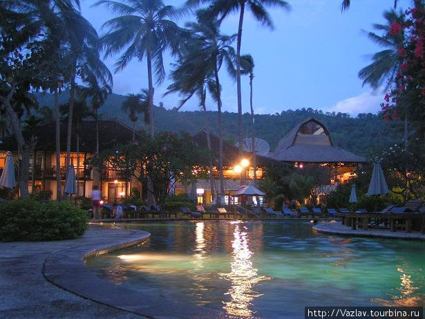 Главный корпус гостиницы со стороны бассейна Остров Ломбок, Индонезия