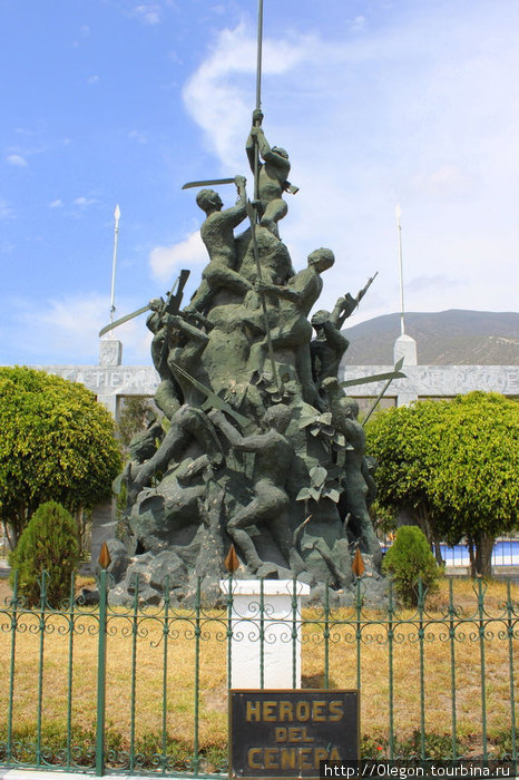 Монумент борцам-освободителям, боролись за линию, кому же она достанется Кито, Эквадор