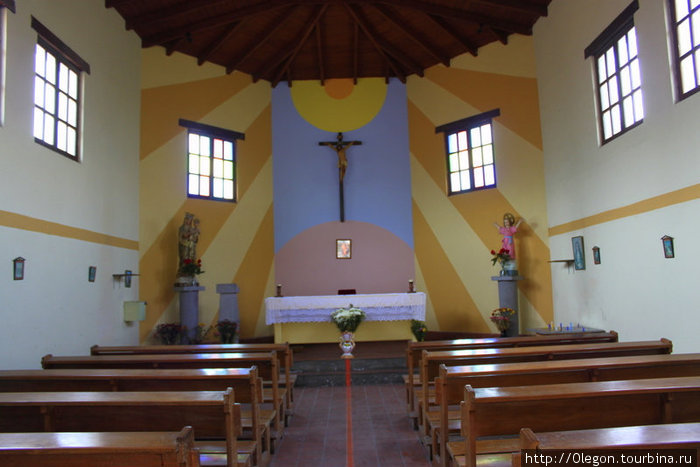 Линия проходит посередине церкви, хочешь молись на севере, хочешь- на юге Кито, Эквадор