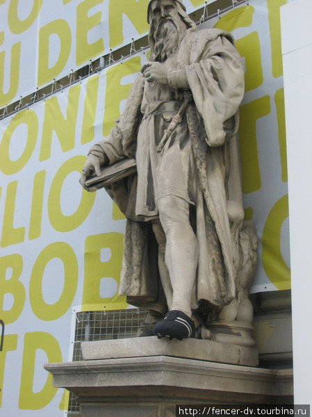 Даже памятник Леонардо да Винчи не миновал футбольной лихорадки Вена, Австрия