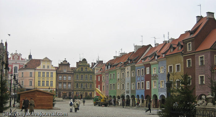 Центральная площадь города, мало людей, рождество уже прошло. Варшава, Польша