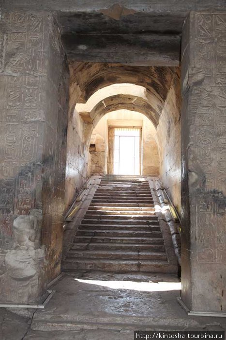 выход в задней части храма Провинция Луксор, Египет