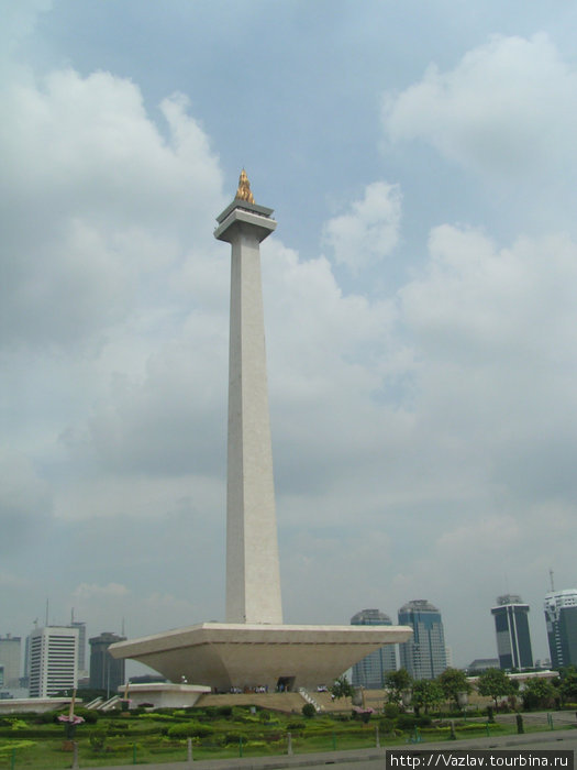 Монумент со стороны Джакарта, Индонезия