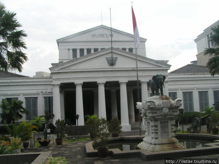 Вход в Национальный музей Джакарта, Индонезия