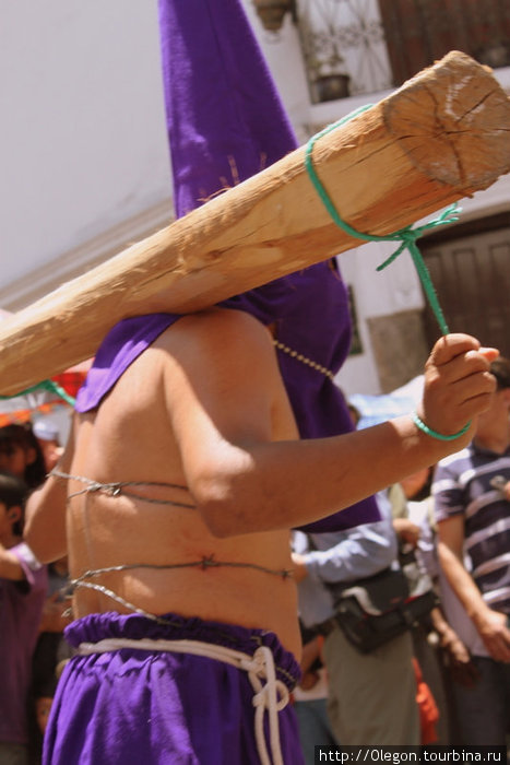 Чтоб покаяние было жёстче, тело обкручивают колючей проволокой Кито, Эквадор