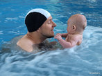 Даня с папой плавают