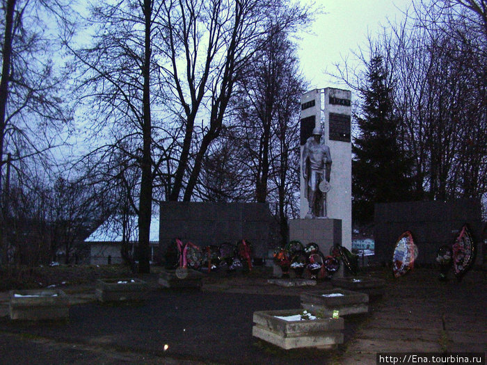 Аллея Славы. Типична для многих провинциальных городков. Но только вдумайтесь: за этим обелиском — судьбы и жизни Героев-односельчан... Большое Село, Россия