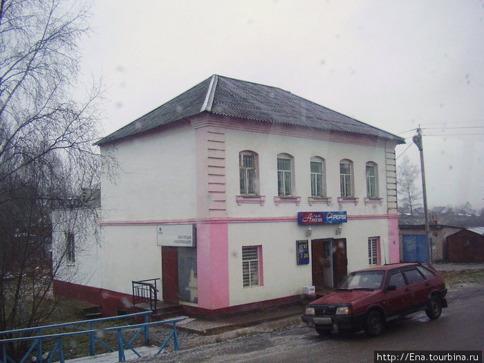 Бывший купеческий особнячок — и сейчас лавка (магазин) Большое Село, Россия