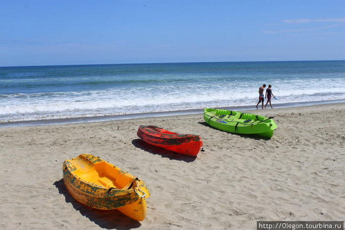 Прогулки по берегу под шум волн, по горячему песку, мимо разноцветных лодок Перу